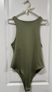 Schlanker olivgrüner hochgeschnittener Body - minimalistischer Racerback Style - Größe M - Bild 1 von 5