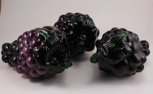 Set di 3 statuine a grappolo frutta uva viola vetro artistico studio vintage - Foto 1 di 18