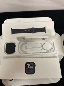Apple Watch Series 10 GPS 46mm Jet Black Aluminiumgehäuse mit schwarzem Sportarmband - M - Bild 1 von 3
