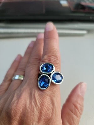Anillo Tesoro Azul Cristal 3 Piedras Plateado Uno de 50 Estilo Tema Foto 1 de 4