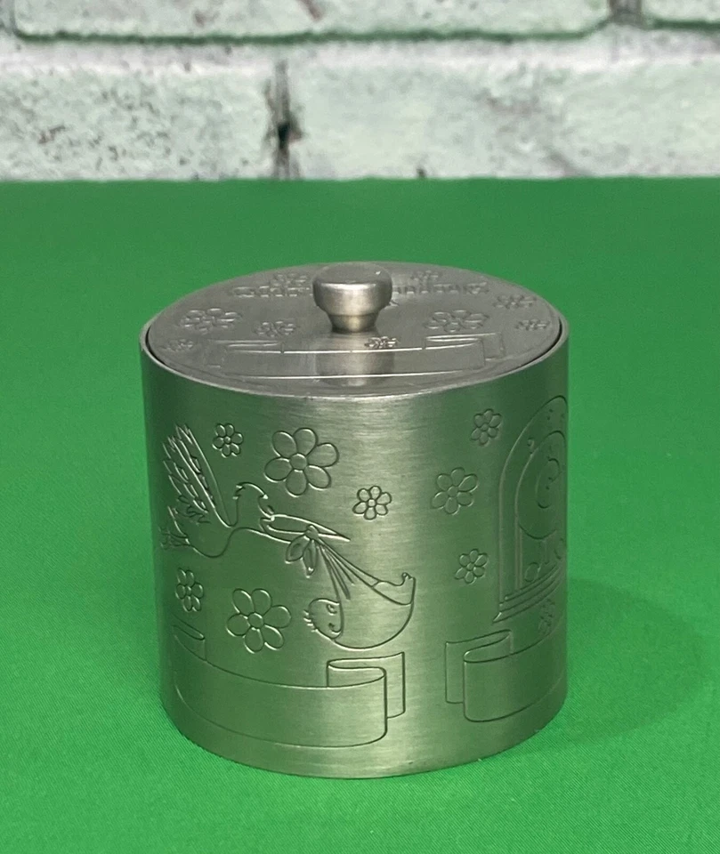 Caja de bautizo de metal vintage para bebé diseño grabado recuerdo caja de baratija plateada Foto 1 de 4