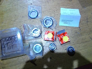 JUEGO DE SELLOS DE CABEZA DE VÁSTAGO DE DIRECCIÓN SUZUKI T500 NUEVOS CON RODAMIENTOS DE REPUESTO - Imagen 1 de 6