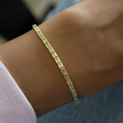 Brazalete de eslabones de tenis de diamantes simulados de corte baguette de 8 quilates enchapado en oro amarillo de 14 k Foto 1 de 4