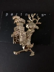 CLASSIC CHRISTMAS PIN BROOCH ELEGANT REINDEER PRESENTS GOLD TONE - Picture 1 of 4