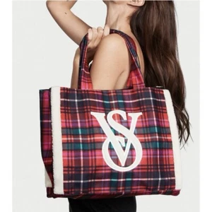 Borsa nuova Victoria's Secret Holiday Natale a quadri con bordo in pile - Foto 1 di 15