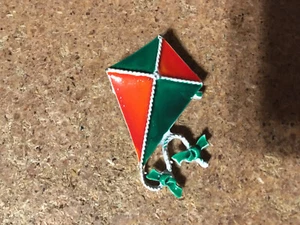 SPILLA SPILLA AQUILONE SMALTATO ROSSO VERDE / ERRATEWAY052 - Foto 1 di 2