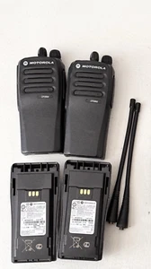 *2X COMO SE LEE* Radios Motorola CP200D UHF 16 canales AAH01QDC9JC2AN con baterías - Imagen 1 de 6