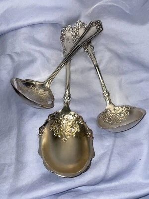 SUBASTA QUICKIE THRIFT-A-BIT ~ Plato de plata antiguo CUCHARA DE BAYAS ~ CUCHARONES DE SALSA Foto 1 de 4