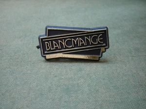 Vintage 1980's Blancmange Black and Gold Plastic Pop Music Pin Badge - Bild 1 von 3
