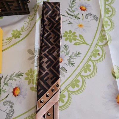 Bufanda geométrica con tachuelas Fendi Foto 1 de 2