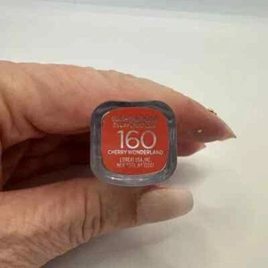 CLEARANCE.    L'Oreal Cherry Wonderland Lipstick - Bild 1 von 2