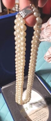 Collar de perlas de tres hilos con documentos en papel Foto 1 de 3