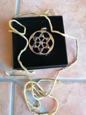 Tolles Geschenk: Silberanhänger mit Seidenband - Bild 1 von 3