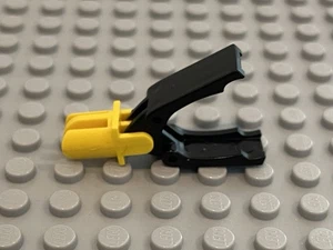 LEGO Black Grab Jaws On Yellow Holder - Picture 1 of 2