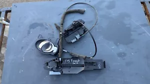 Nissan Juke F15 2016 mecanismo de bloqueo de puerta del pasajero delantero izquierdo - Imagen 1 de 4