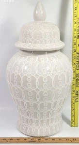 "Jarro de jengibre de cerámica decorativo Benjara Deni con tapa patrón tallado blanco 19"" X 10""" - Imagen 1 de 7