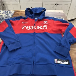 RARA SUDADERA CON CAPUCHA PARA HOMBRE NIKE TEAM EMITIDA 24/25 PHILADELPHIA 76ERS L/T #22 AZUL/ROJO - Imagen 1 de 16