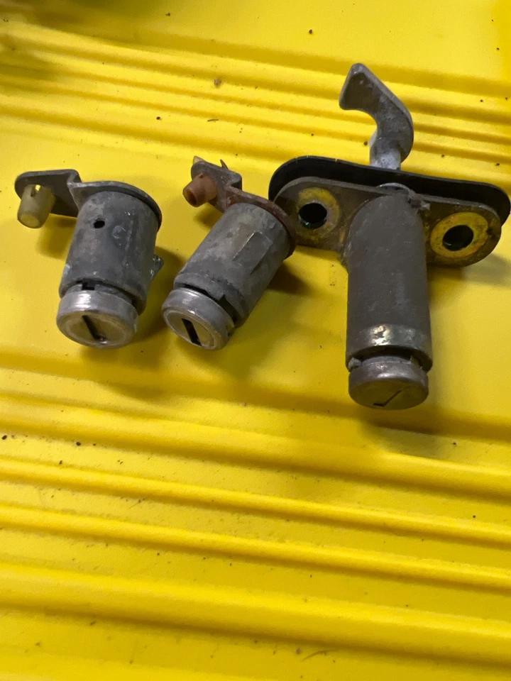 Cerradura de puerta y maletero/portón/tapa NISSAN 280ZX + SIN LLAVE Foto 1 de 1