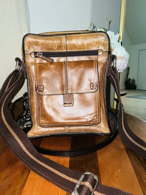 Bandolera FOSSIL para hombre perfecta para viajar Foto 1 de 4