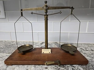 Antike Waage aus Messing ▪︎ viktorianischer Apothekerstil ~ um 1890 - Bild 1 von 9