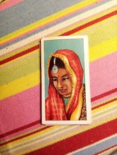 J1b Trade Card Barratt head dresses of the world  no 3