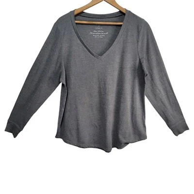 Torrid 经典合身长袖轻便灰色 T 恤,尺寸 0 有缺陷 — 第 1/4 张图片