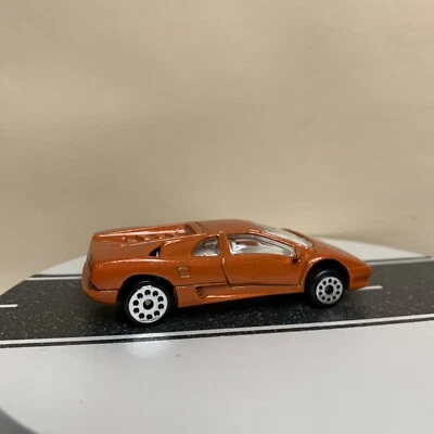 MotorMax 1990-1998 Lamborghini Diablo laranja metálico com raios DOT cromados 1:64  - Imagem 1 de 4
