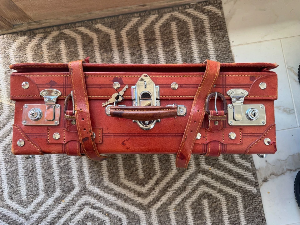 Maleta rígida retro vintage de cuero marrón con correas para equipaje Foto 1 de 4