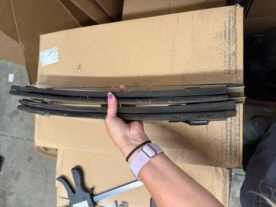 Оригинальные направляющие заднего стекла для Ford Bronco 1978-1996 78-96 годов выпуска - Изображение 1 из 4