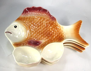 Platos en forma de pescado con 2 tazones de salsa incorporados crema, bronceado, cerámica borgoña 10"x12" - Imagen 1 de 6