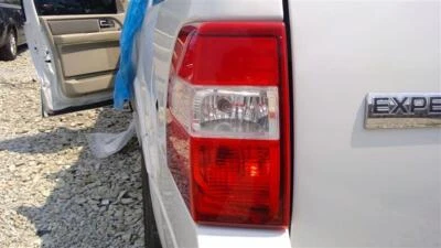 Conjunto de luz trasera izquierda usada se adapta a: Ford Expedition 2013 grado A izquierdo Foto 1 de 4
