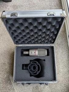 AKG C4000B Multi-Pattern Condenser Microphone with Shock Mount and Windshield - Picture 1 of 12
