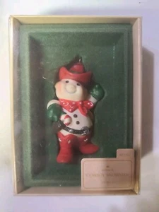 Muñeco de nieve vaquero vintage sello de vacaciones árbol de Navidad adorno - Imagen 1 de 3