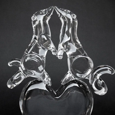 Decoración de pastel de boda de vidrio soplado a mano con corazón de hurón Foto 1 de 4