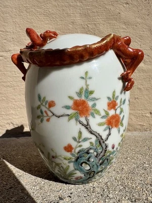 Maceta de porcelana rosa familia china con estatua dragón Foto 1 de 4