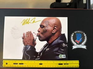 FOTO FIRMADA AUTOGRAFIADA POR MIKE TYSON BESANDO A UN PÁJARO 7” X 10,25” CERTIFICADO DE AUTENTICIDAD BECKETT BAS - Imagen 1 de 4