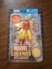 Marvel Hasbro Legends Series Iron Man Action Figure 20th Anniversary Series 1 - 15 Cm Con 9 Accessori E Fondale Reversibile, Multicolore
