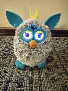 Hasbro Furby Boom 2012 azul verdoso gris aguamarina orejas de goma juguete interactivo  - Imagen 1 de 6