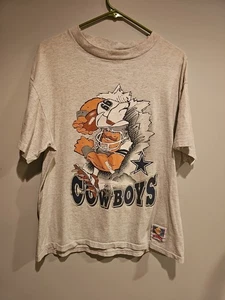 90S VINTAGE DALLAS COWBOYS GRAPHIC TEE MENS M CARICATURE BREAKTHROUGH NUTMEG USA - Picture 1 of 9