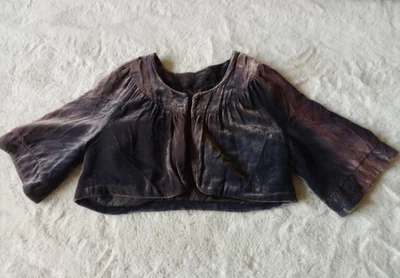 Blusa bolero manga curta forrada de veludo cinza cropped década de 1920 flapper P - Imagem 1 de 4