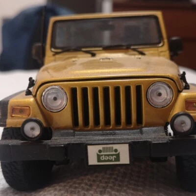 Jeep Wrangler Rubicon Maisto colore oro, raro. Solo esposta, 1:18 - Immagine 1 di 4
