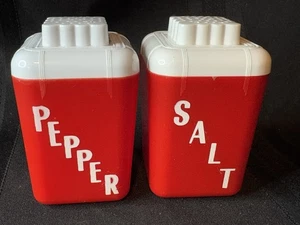 Shaker sale e pepe vintage metà secolo moderno in plastica rossa e bianca - Foto 1 di 8