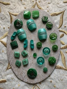 25 Vintage Decorative Art Deco Green Buttons on Card - Picture 1 of 3
