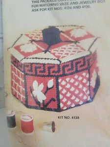 Vintage Bucilla Needlepoint 4138 Chinoiserie Lack rot Allzweckkarton neu verpackt  - Bild 1 von 11