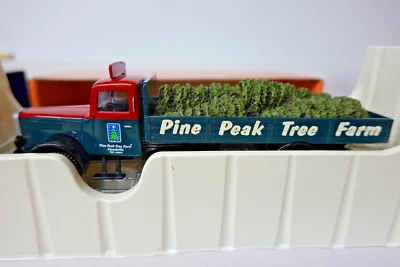 CORGI US74503 LIONELVILLE СОСНОВЫЙ ПИК ФЕРМА РОЖДЕСТВЕНСКИЙ ГРУЗОВИК ПЛАНШЕТ МАСШТАБ 1:50 - Изображение 1 из 4