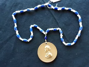 MEDAGLIA PACE INDIANA JAMES POLK, SU COLLANA DI PERLINE VINTAGE TRADE PE-0325*08744 - Foto 1 di 7