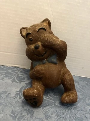 Oso de peluche vintage de resina marrón chocolate con pajarita azul decoración de guardería de pared Foto 1 de 4