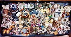 Enorme lote de 5+ libras de piezas y piezas de joyería en su mayoría vintage ver fotos para más detalles - Imagen 1 de 5