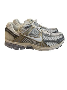Nike Air Zoom Vomero 5 'Metallic Pewter Gold' - Nuevo sin etiquetas - Talla 8,5 - Imagen 1 de 10