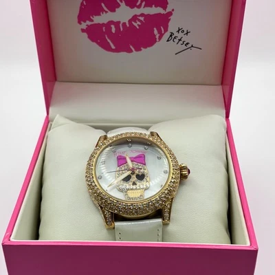 Reloj Betsey Johnson Calavera Correa Cuero Blanco Cristales Tono Dorado Necesita Batería Foto 1 de 4